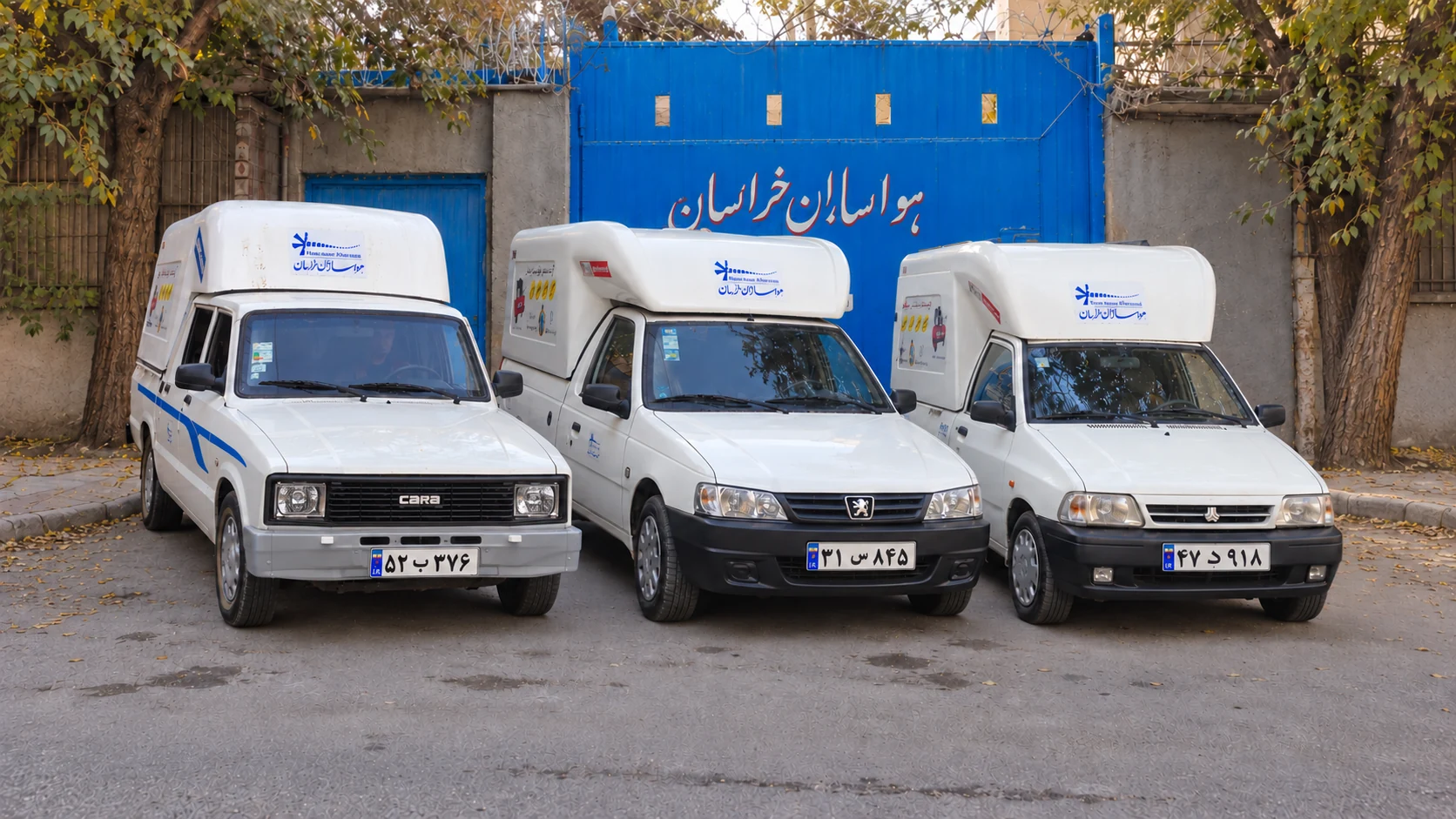 سه خودروی ناوگان خدمات فنی هواسازان خراسان کنار هم